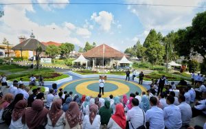 Herman Suryatman Dorong Produksi Susu Sapi Perah di Cikole Bandung Barat