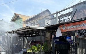 Rumah Kontrakan 13 Pintu di Bandung Hangus Terbakar, Diduga Penyebabnya Ini