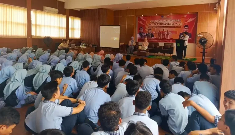 The enthusiasm of the students from MAN Purwakarta in participating in the Democracy Festival