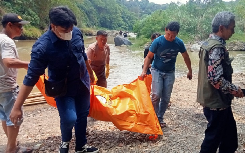 Mayat Perempuan Ditemukan Mengambang di Sungai Cikao Purwakarta