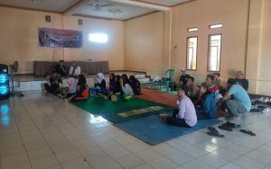 PPS Desa Sindanglaka Cianjur Fasilitasi Warga Nobar Debat Pilkada 2024