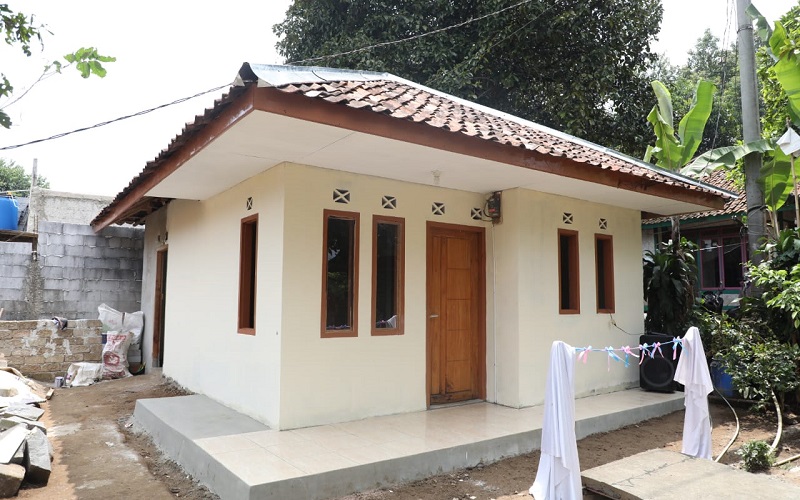 Dibangun Oleh Jabar Bergerak, Kini Mang Ayi Rosid Dan Keluarga Bisa Tinggal di Rumah Layak Huni
