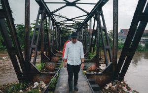 Bey Machmudin Turun Langsung Bantu Korban Banjir di Bandung