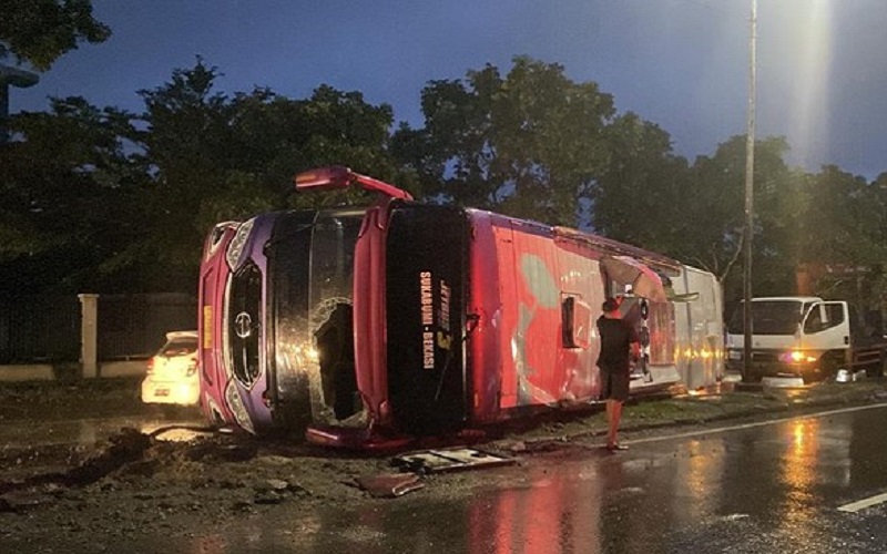 Bus AKDP Terguling di Sukabumi, 10 Orang Luka-luka