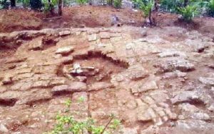 Pelataran Mirip Candi Ditemukan Warga di Desa Simpang Garut