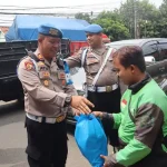 Kegiatan bakti sosial yang dilakukan Si Propam Polres Purwakarta. (Foto: Dok Polres Purwakarta)