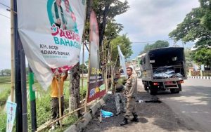 Masa Tenang Pilkada 2024, Satpol PP Garut Bersihkan Atribut Kampanye