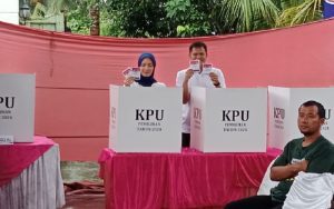 Pencoblosan Pilkada di Serdang Bedagai Diguyur Hujan: Adlin Tambunan Nyoblos di TPS 022 Firdaus