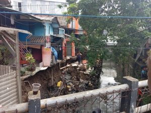 Tanggul Sungai Citepus Ambruk, Belasan Keluarga Terpaksa Dievakuasi