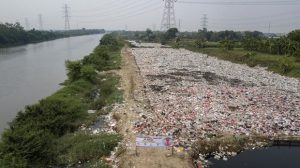 Sampah Menumpuk di Bantaran Kali Cikarang, Pj Bupati Bekasi; Segera Bersihkan!