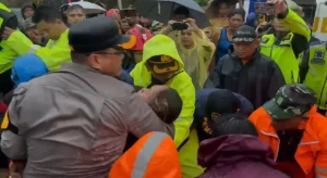 Viral, Aksi Kapolres Purwakarta Evakuasi Korban Kecelakaan di Tol Cipularang