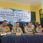 Kabid Humas Polda Jabar, Kombes Pol. Jules Abraham Abast didampingi Dirlantas Polda Jabar, Kombes. Pol. Ruminio Ardano, Wadirlantas Polda Jabar, AKBP Edwin Affandi dan Kapolres Purwakarta, AKBP Lilik Ardiansyah saat menggelar konferensi pers kasus kecelakaan tabrakan beruntun di Tol Cipularang Km 92. (Foto: Gin/Jabarnews)