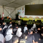 Direktur Jejaring Pendidikan KPK Dian Novianthi saat memberikan pembekalan antikorupsi kepada para pelajar Jabar dalam kegiatan West Java Youth Camp di Kabupaten Cianjur (Foto: ACLC KPK)