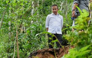 Bey Machmudin Prioritaskan Relokasi Warga Terisolasi di Purabaya Sukabumi
