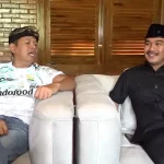 Gubernur Jawa Barat terpilih, Dedi Mulyadi, dan Bupati Bekasi terpilih, Ade Kuswara Kunang, ketika berbincang masalah banyaknya praktik pungli calon tenaga kerja (Foto: Tangkapan layar YouTube Kang Dedi Mulyadi Channel)