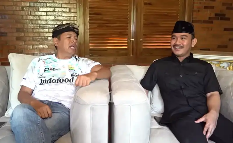 Gubernur Jawa Barat terpilih, Dedi Mulyadi, dan Bupati Bekasi terpilih, Ade Kuswara Kunang, ketika berbincang masalah banyaknya praktik pungli calon tenaga kerja (Foto: Tangkapan layar YouTube Kang Dedi Mulyadi Channel)