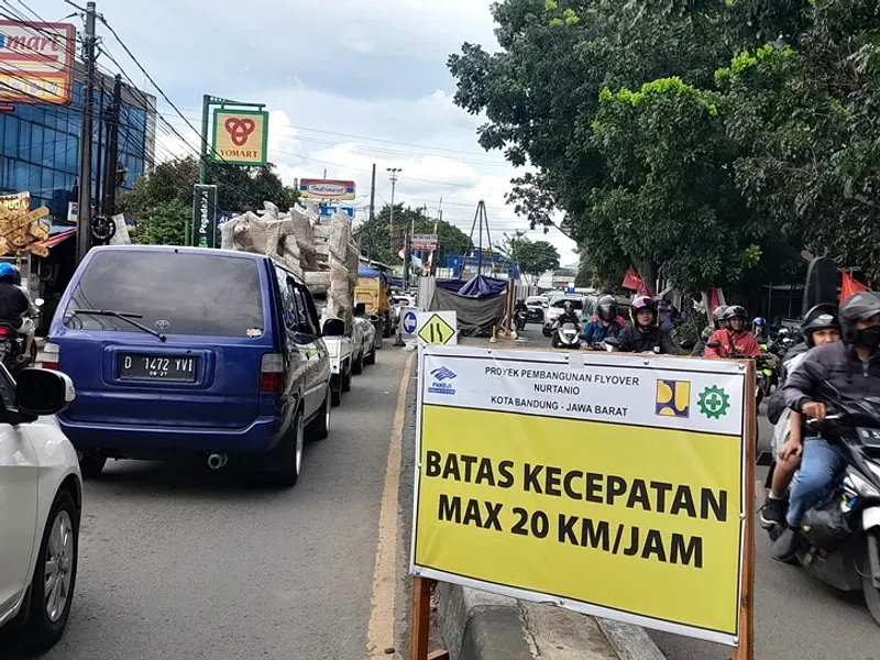 Kemacetan di sekitar proyek pembangunan flyover Nurtanio Kota Bandung. (foto: istimewa)