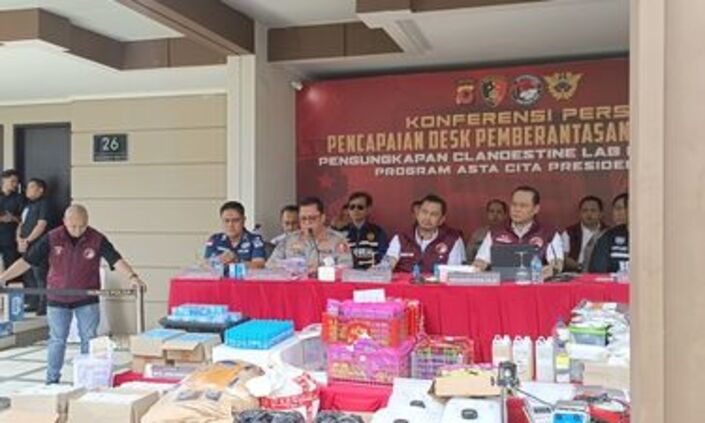 Konferensi pers kasus pabrik narkoba di Bandung