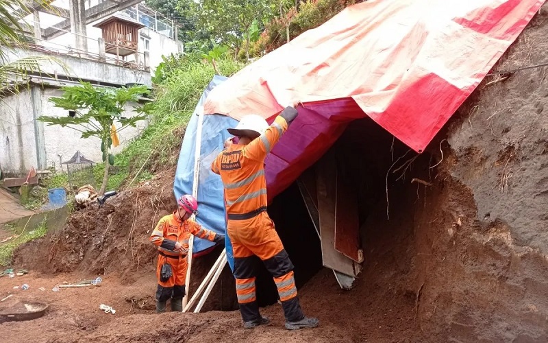 Dramatis! Pekerja Bangunan di Bogor Selamat Setelah Tertimbun Longsor