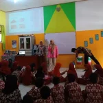 Mahasiswa UPI Purwakarta memberikan materi tentang pengelolaan sampah organik menggunakan pot komposter kepada siswa SDN 2 Sindangkasih Kabupaten Purwakarta (Foto: Ist)
