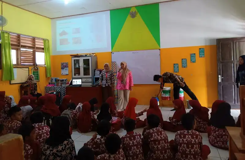Mahasiswa UPI Purwakarta memberikan materi tentang pengelolaan sampah organik menggunakan pot komposter kepada siswa SDN 2 Sindangkasih Kabupaten Purwakarta (Foto: Ist)