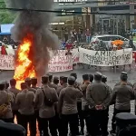 Massa dari berbagai elemen masyarakat melakukan aksi unjuk rasa menolak rapat pleno penetapan pemenang pilkada oleh KPU Kota Tasikmalaya di depan Hotel Grand Metro Tasikmalaya (Foto: Kompas)