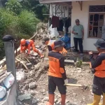 Petugas membenahi wilayah terdampak bencana di Sukabumi