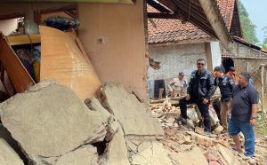 Pj Bupati Garut, Barnas Adjidin mengunjungi wilayah terdampak gempa