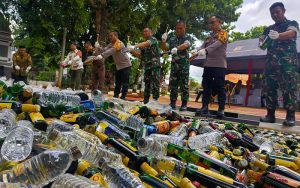 Jelang Nataru, Polres Purwakarta Musnahkan Ribuan Botol Miras dan Ratusan Liter Ciu