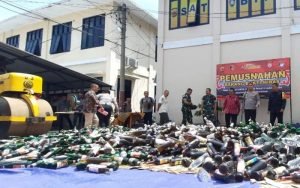 Polres Tasikmalaya Musnahkan 10 Ribu Botol Miras dan 200 Knalpot Bising Jelang Libur Akhir Tahun