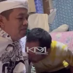 Seorang warga yang tinggal di kolong jembatan Pasupati menangis sambil memeluk Gubernur Jawa Barat terpilih, Kang Dedi Mulyadi. (Foto: Tangkapan layar akun YouTube Kang Dedi Mulyadi Channel)