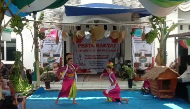 Pertunjukan Tepak Gendang Opok Kijing pada pesta rakyat Ruwatan Hajat Bumi di Desa Sindangmukti, Kecamatan Kutawaluya, Kabupaten Karawang, Jawa Barat (Foto: Instagram @disparbudkarawangkab)