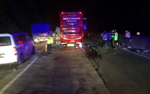 Bus Pariwisata Tabrak Dumptruk di Tol Cipularang, Dua Orang Penumpang Tewas
