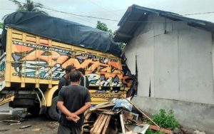 Horor! Truk Muatan Kayu Hantam Lima Warung di Sukabumi, Sopir Ngantuk