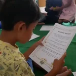 Seorang anak di Dago Elos Bandung me-review bahan bacaan, sebagai salah satu kegiatan TuturKami dalam meningkatkan literasi. (Foto: Ist)