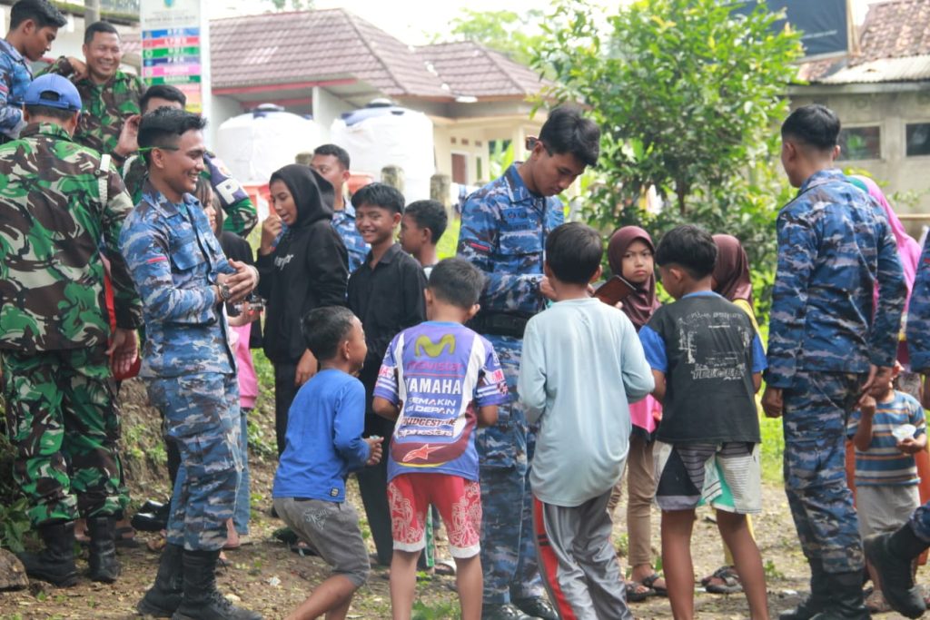 Personil Lanud Husein Sastranegara Gelar Trauma Healing untuk Anak Korban Bencana Cianjur