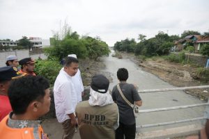 Banjir Bandang Rusak Pondasi Jembatan Cipager Cirebon, Penanganan Darurat Dimulai