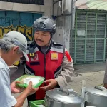 Personel Sat Samapta Polres Purwakarta saat menggelar bakti sosial. (Foto: Dok Polres Purwakarta)