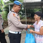 Propam Polres Purwakarta bagikan sembako kepada warga yang kurang mampu (Foto: Ist)