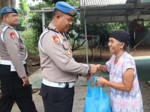 Sambut Bulan Rajab, Polisi Bagikan Sembako ke Warga Kurang Mampu di Purwakarta