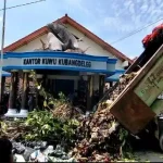 Warga menumpahkan sampah di depan kantor Desa Kubangdeleg Cirebon