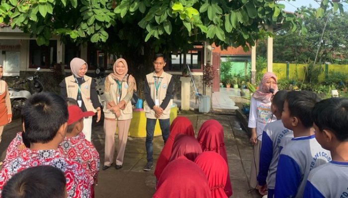 Mahasiswa KKN STIES Indonesia dan SDN 1 Cicadas Kolaborasi Pembuatan Celengan dari Bahan Bekas