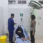 Kasat Lantas Polres Purwakarta, AKP Muthia Khansa Nurwijaya saat membantu evakuasi korban pingsan. (Foto: Dok Polres Purwakarta)