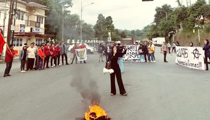 Aliansi BEM Purwakarta Gelar Aksi Indonesia Gelap, Tolak Kebijakan Anti Rakyat