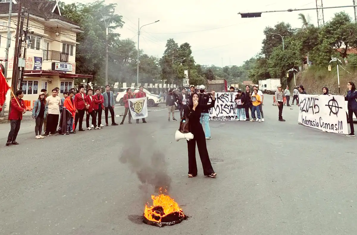 Aksi demo Indonesia Gelap yang digelar Aliansi BEM Purwakarta (Foto: Ist)