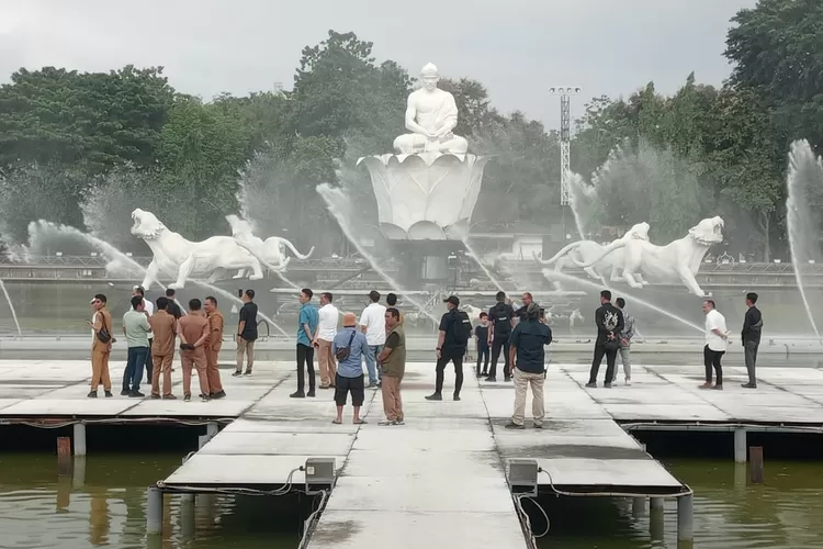 Bupati Purwakarta terpilih Saepul Bahri Binzein atau yang kerap disapa Om Zein meninjau Air Mancur Sri Baduga Purwakarta