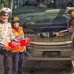 Polisi saat menilang bus milik Pemkab Karawang di Terminal Subang Jawa Barat (Foto: Net)