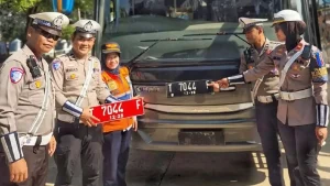 Bus Pemkab Karawang Ditilang Polisi di Subang, Supir Lupa Ganti Plat Hitam ke Merah?