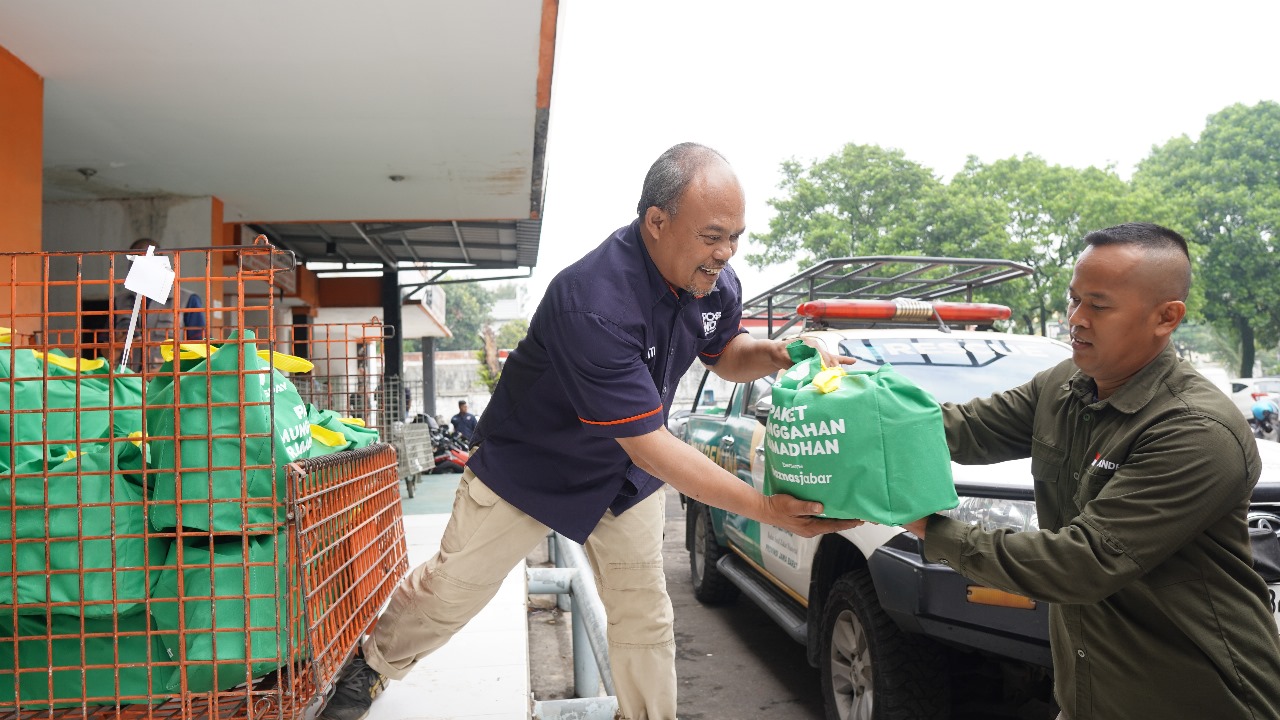 Meringankan Beban Kurir Pos, BAZNAS Jabar Salurkan Paket Sembako di Momen Munggahan