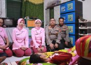Kapolres Purwakarta dan Bhayangkari Bantu Penderita Kanker
